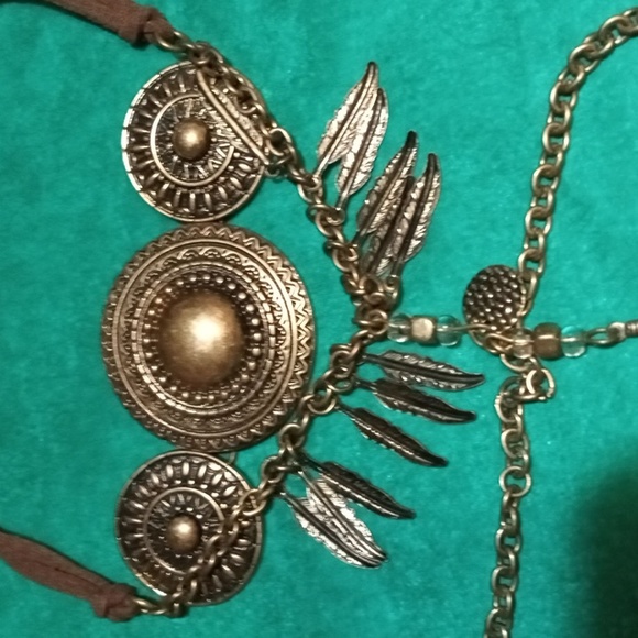 Arras Creations back upper arm bracelet with feathers and brown suede. (sku120). - Picture 3 of 5